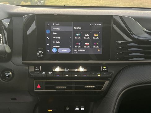 Used 2025 Toyota Camry SE image 21