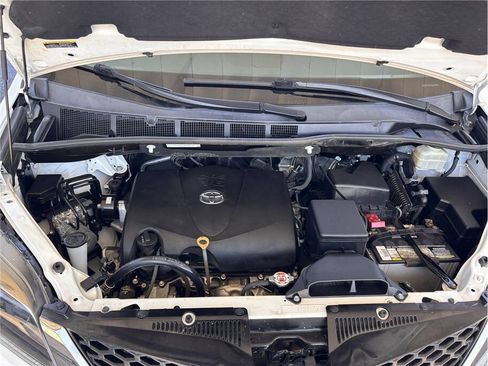 Used 2017 Toyota Sienna SE w/ SE Preferred Package FWD image 22