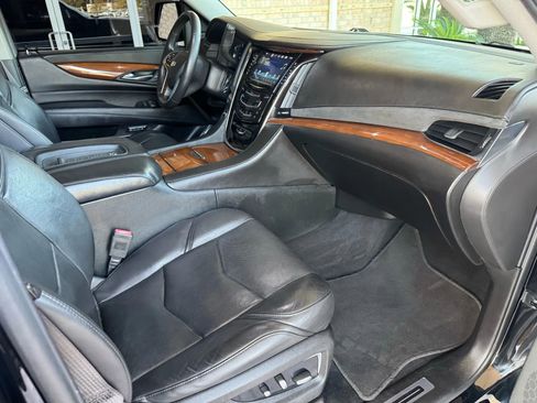 Used 2017 Cadillac Escalade Luxury image 29