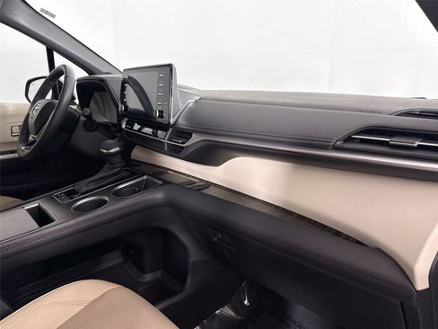Certified 2023 Toyota Sienna Limited image 57