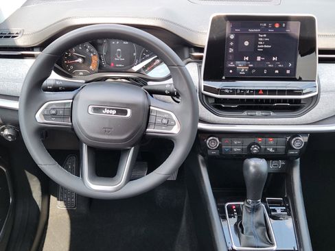Used 2022 Jeep Compass Latitude FWD image 9