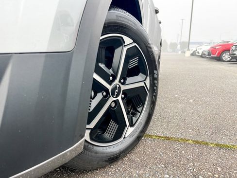 Used 2024 Kia Niro EX image 2