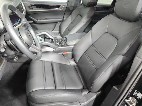 Certified 2026 Porsche Cayenne Turbo AWD/4WD image 5