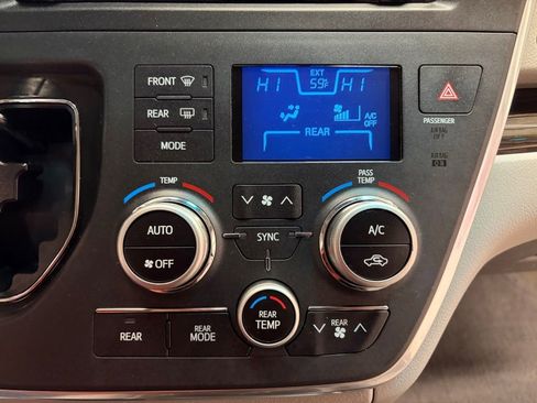 Used 2016 Toyota Sienna XLE Premium image 24