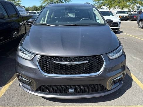 Used 2022 Chrysler Pacifica Touring-L FWD image 9
