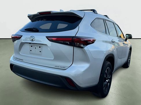 Used 2024 Toyota Highlander XLE image 4