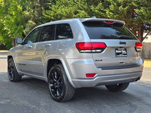 Used 2020 Jeep Grand Cherokee Altitude AWD/4WD image 4