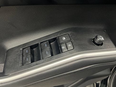 Used 2025 Toyota Highlander XLE FWD image 15