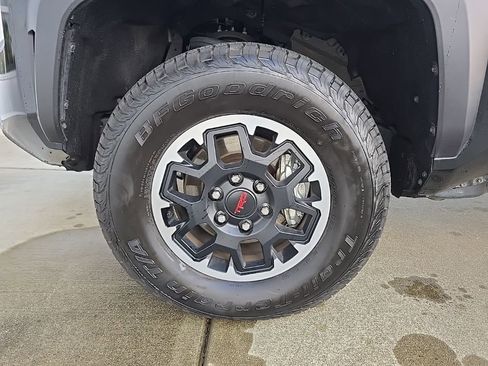 Used 2025 Toyota Tacoma TRD Off-Road image 33