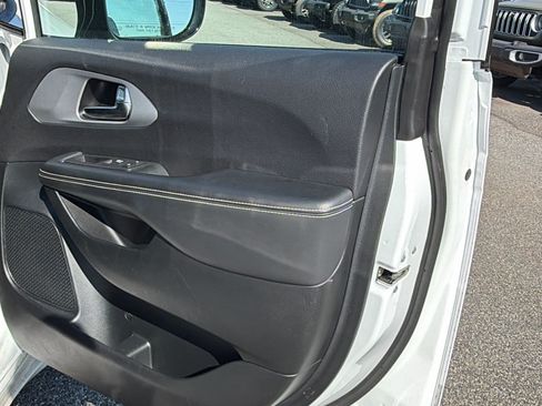 Used 2025 Chrysler Pacifica Limited FWD image 19