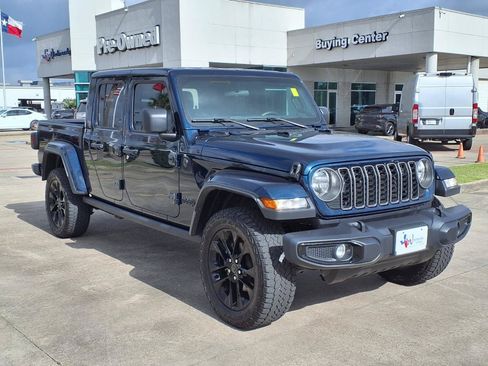 Used 2025 Jeep Gladiator Mojave AWD/4WD image 3