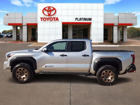 Used 2025 Toyota Tacoma Trailhunter image 3