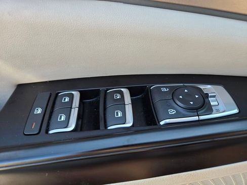 Used 2024 Kia Carnival LX FWD image 32