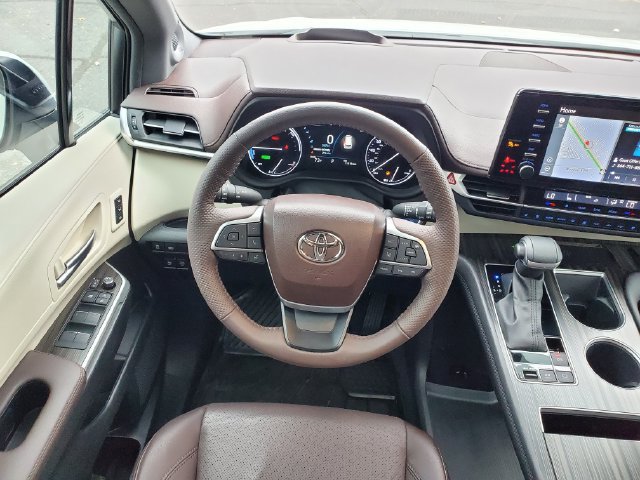 Used 2024 Toyota Sienna Platinum FWD image 15