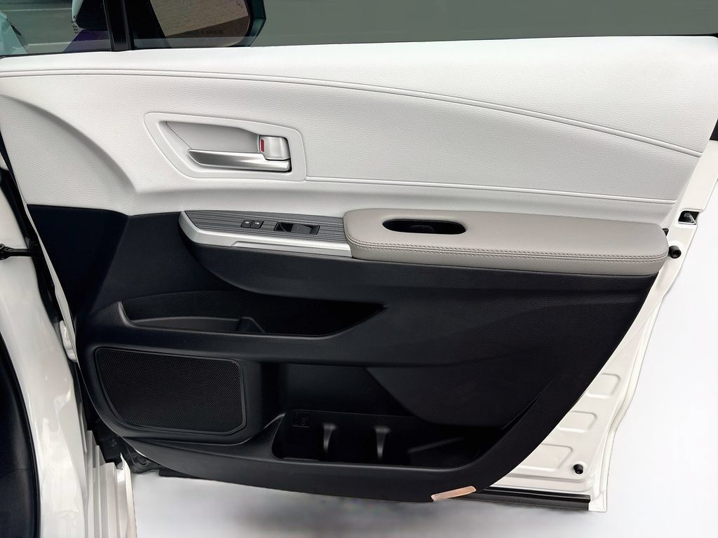 Certified 2026 Toyota Sienna XLE FWD image 26