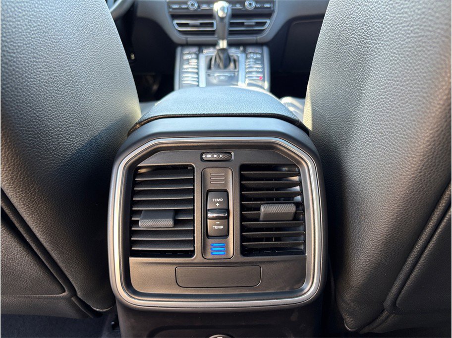Used 2020 Porsche Macan AWD/4WD image 39