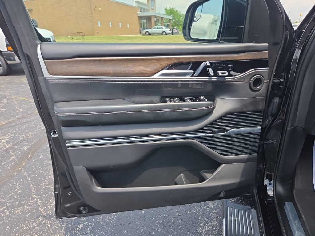 Used 2023 Jeep Grand Wagoneer Series II AWD/4WD image 27