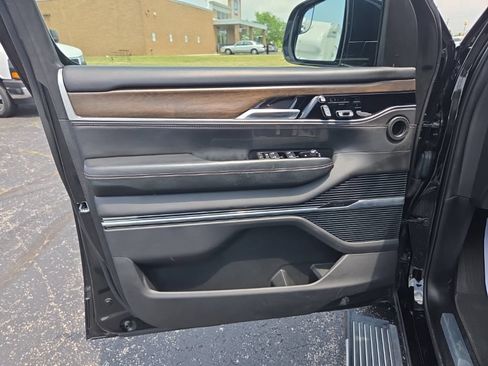 Used 2023 Jeep Grand Wagoneer Series II AWD/4WD image 27