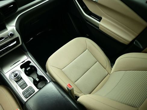 Used 2022 Ford Explorer XLT image 10
