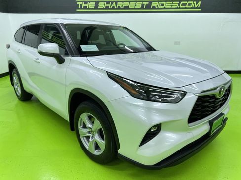 Used 2024 Toyota Highlander LE AWD/4WD image 2