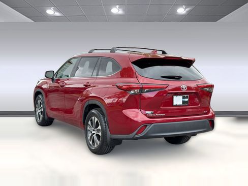 Used 2023 Toyota Highlander XLE FWD image 3