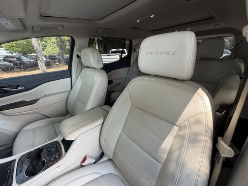 Used 2021 GMC Acadia Denali w/ Denali Technology Package FWD image 18