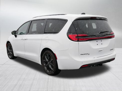 Used 2024 Chrysler Pacifica Limited w/ S Appearance Package image 5