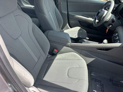 Used 2025 Hyundai Elantra SE FWD image 13
