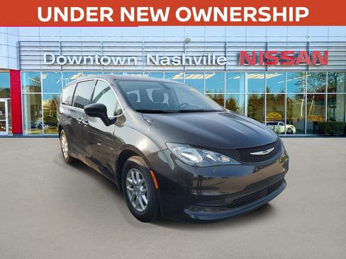 Used 2022 Chrysler Voyager LX FWD image 1