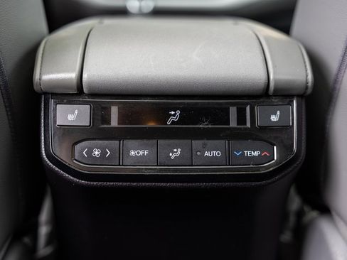 Used 2021 Toyota Highlander Platinum image 29