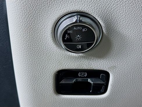 Used 2025 Mercedes-Benz GLC 350e 4MATIC image 10