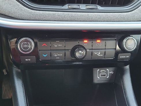 Used 2024 Jeep Compass Latitude image 17