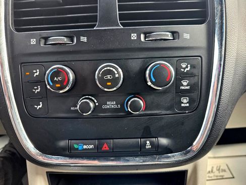 Used 2019 Dodge Grand Caravan SXT image 23