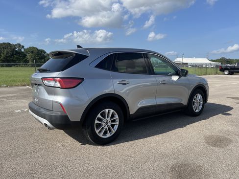 Used 2022 Ford Escape SE FWD image 2