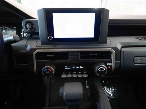 Used 2025 Toyota Tacoma SR AWD/4WD image 17