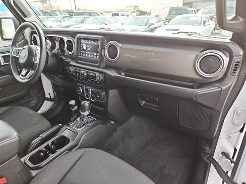 Used 2019 Jeep Wrangler Unlimited Sahara w/ Safety Group image 33