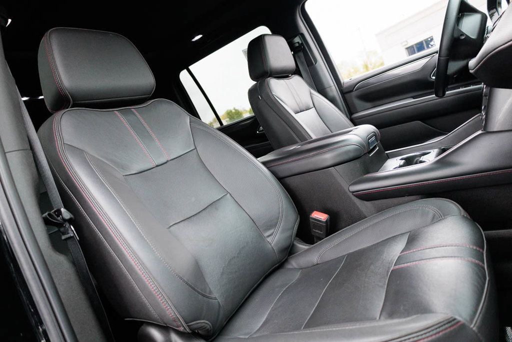 Used 2023 Chevrolet Suburban RST w/ Luxury Package AWD/4WD image 3