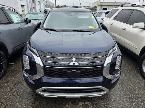 Used 2024 Mitsubishi Outlander SE image 2