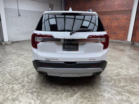 Used 2023 GMC Acadia SLT w/ Preferred Package image 4
