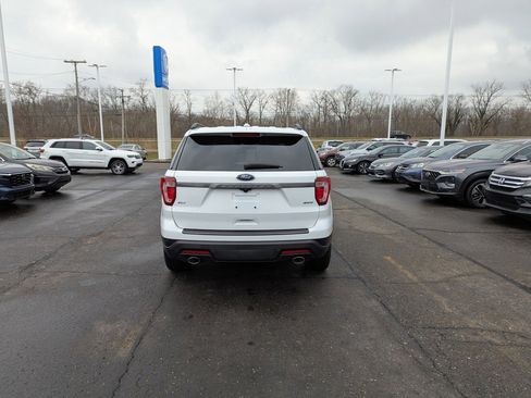 Used 2018 Ford Explorer XLT w/ Equipment Group 202A image 4