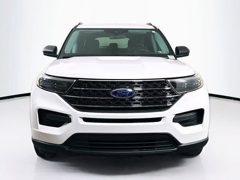 Used 2024 Ford Explorer XLT AWD/4WD image 2