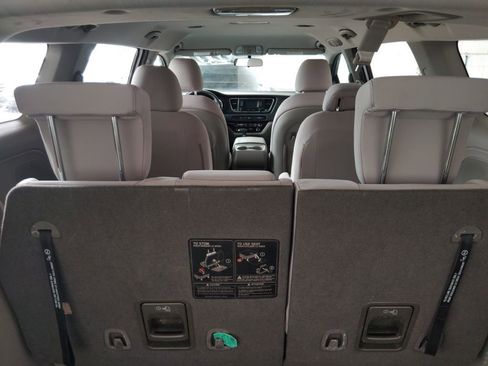 Used 2018 Kia Sedona L FWD image 19