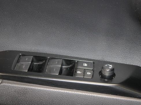 Used 2025 Toyota Camry SE FWD image 35