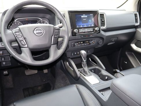 Used 2023 Nissan Frontier SV w/ SV Premium Package RWD image 6