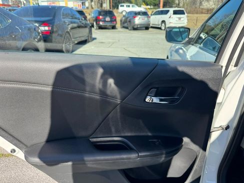 Used 2017 Honda Accord Sport image 19