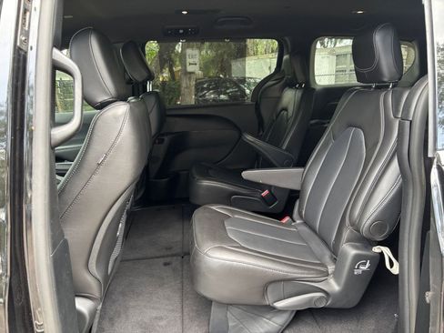 Used 2025 Chrysler Pacifica Select FWD image 28