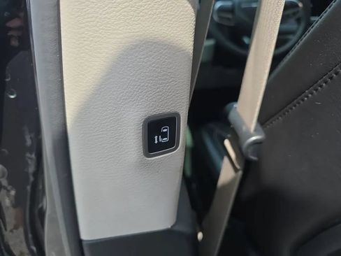 Used 2023 Chrysler Pacifica Touring-L FWD image 41