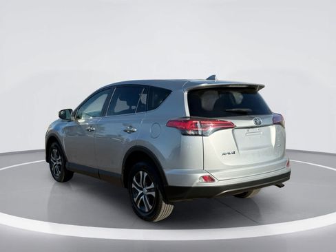 Used 2018 Toyota RAV4 LE FWD image 4