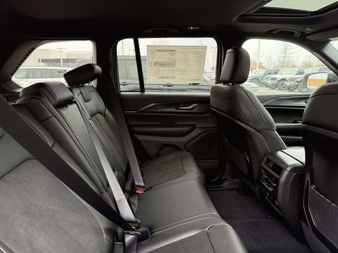 New 2025 Jeep Grand Cherokee Altitude AWD/4WD image 18