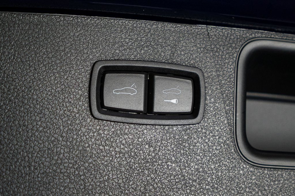 Certified 2025 Porsche Macan AWD/4WD image 41